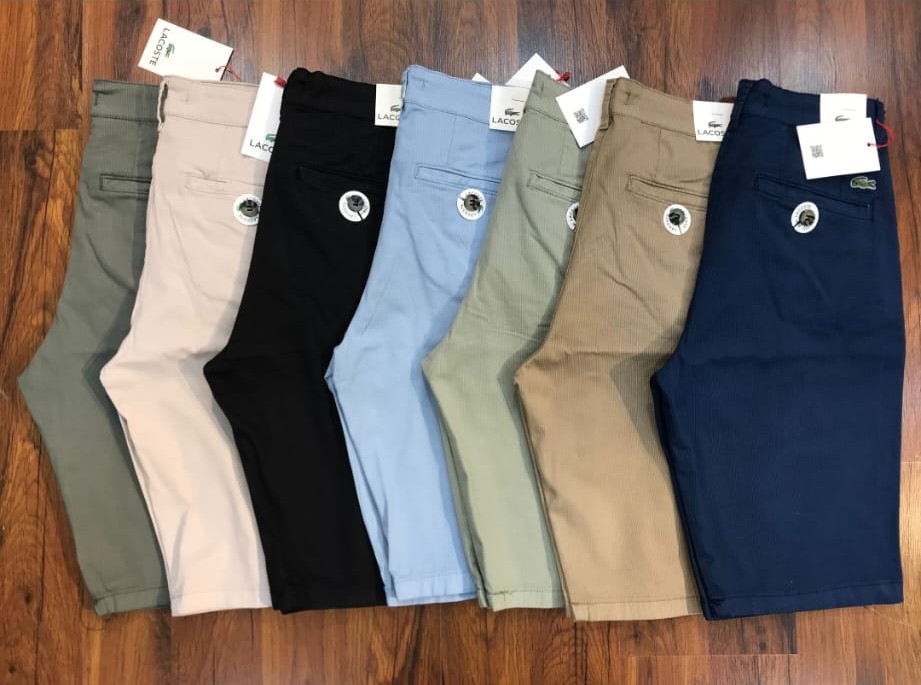 Mağaza vitrinlerinden yansıyan denim ceket yıkama kalitesi