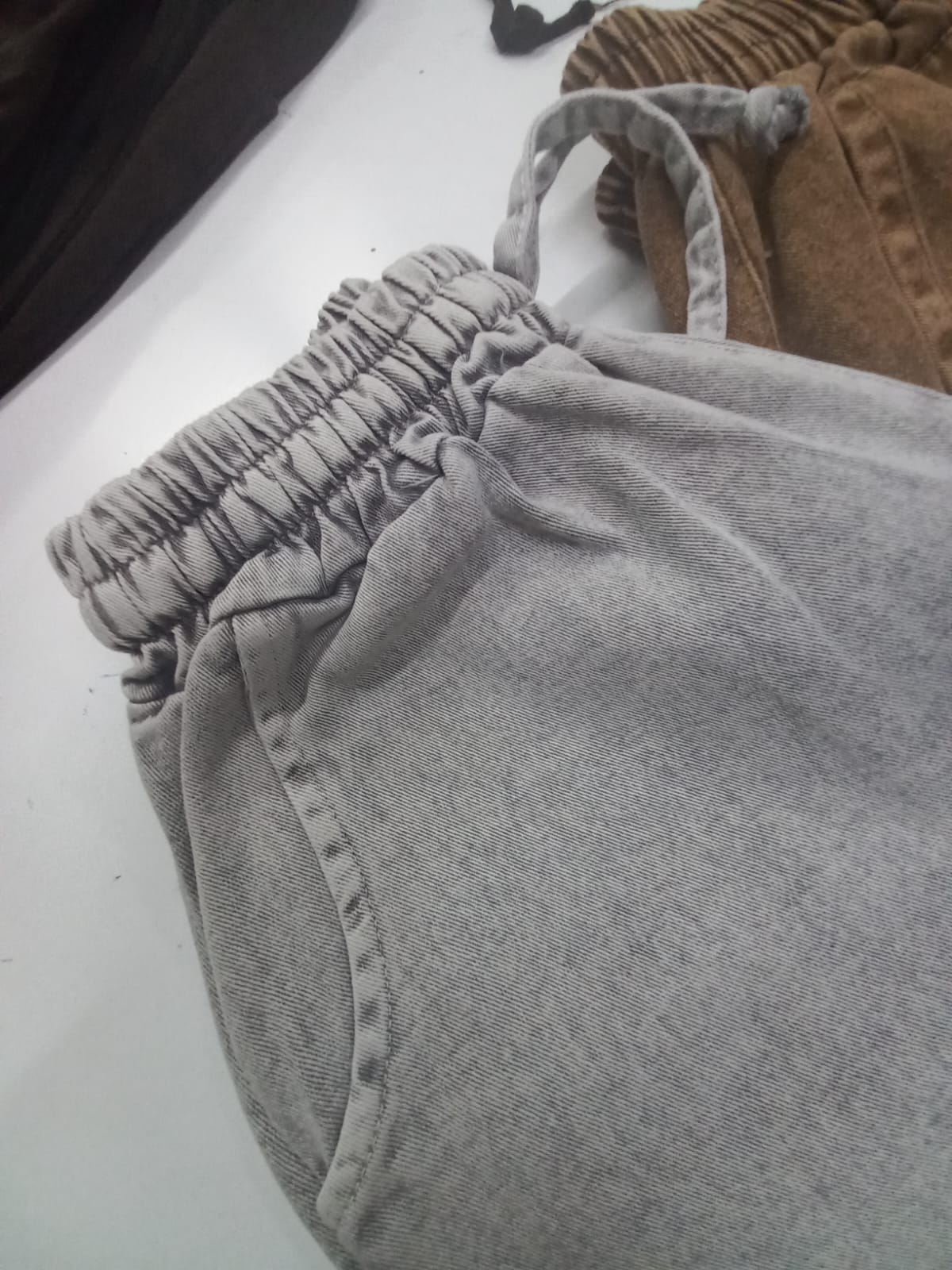 Kot pantolon taş yıkama ve özel tekstil finisaj uygulaması